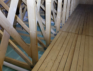 Zateplení stropu dřevostavby pomocí foukané izolace